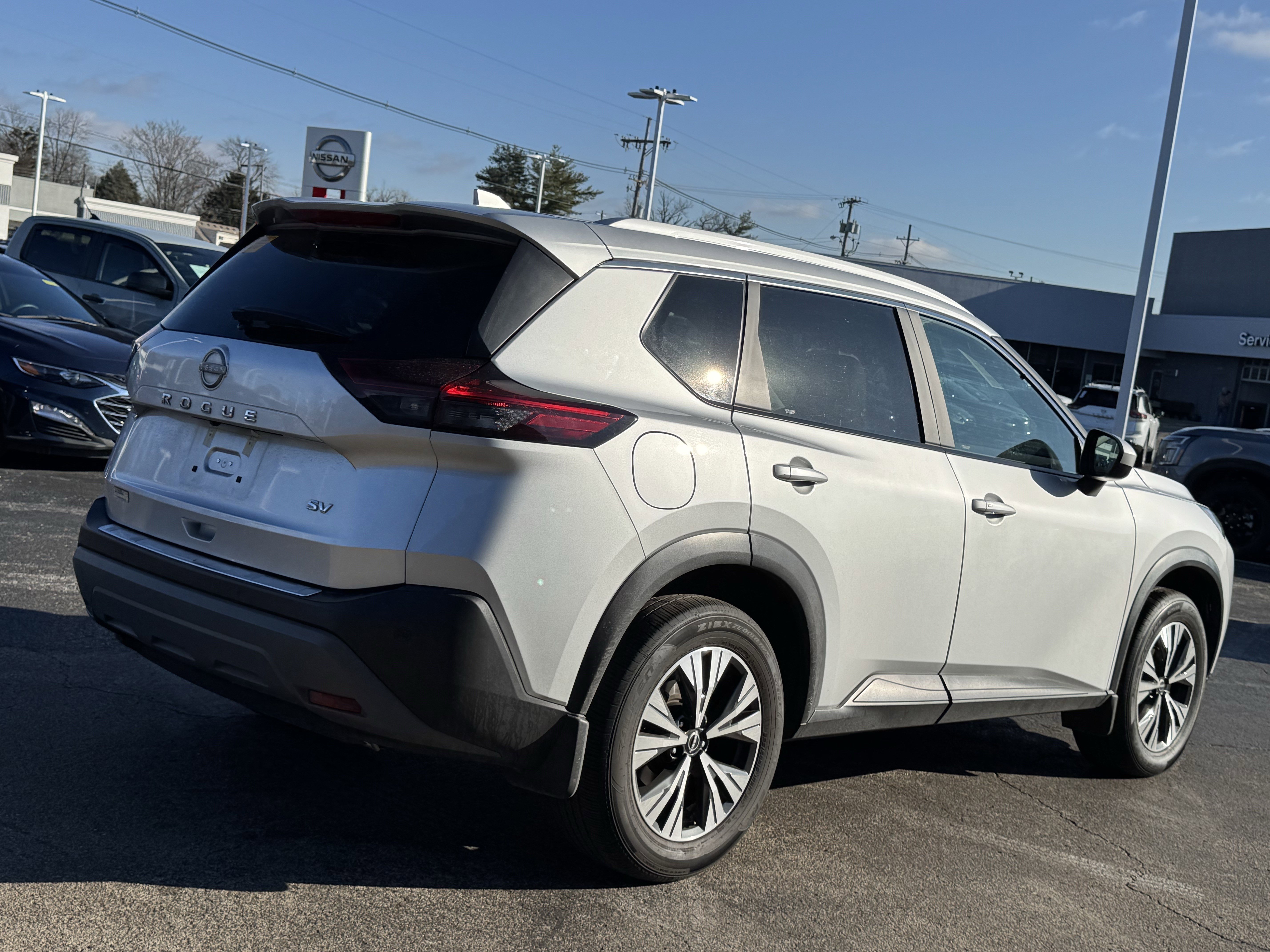 Used 2023 Nissan Rogue SV w/ SV Premium B Package image 3