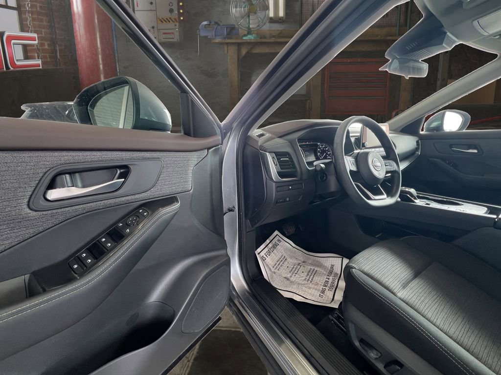 Used 2023 Nissan Rogue SV image 16