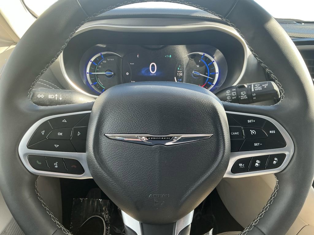 Used 2024 Chrysler Pacifica Select image 24