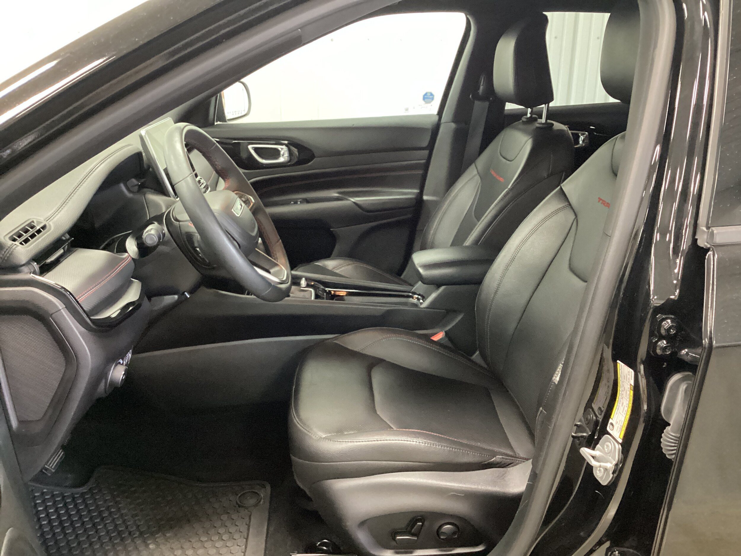 Used 2025 Jeep Compass Trailhawk w/ Trailhawk Elite Group AWD/4WD image 16