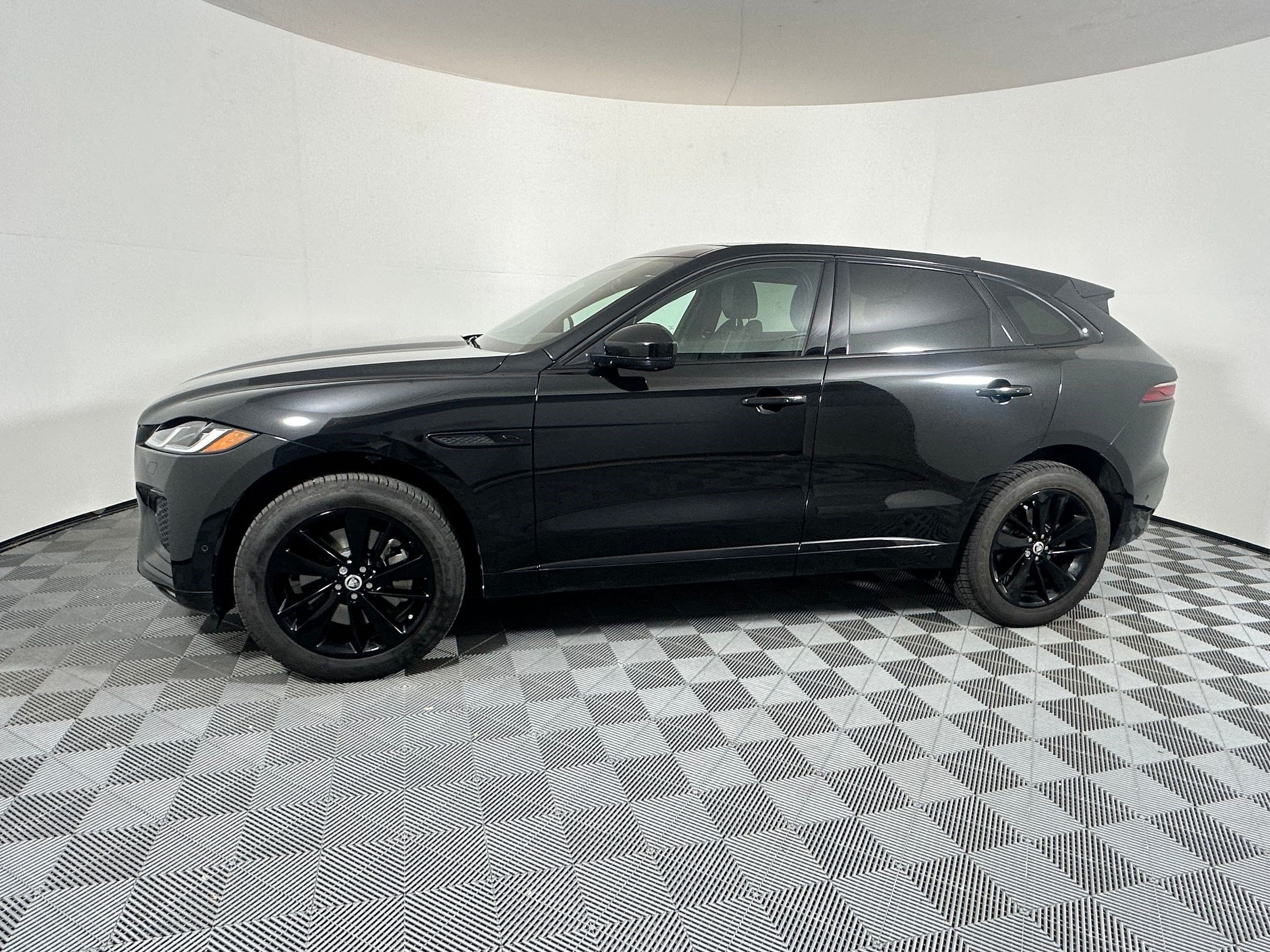 Used 2026 Jaguar F-PACE R-Dynamic S AWD/4WD image 2