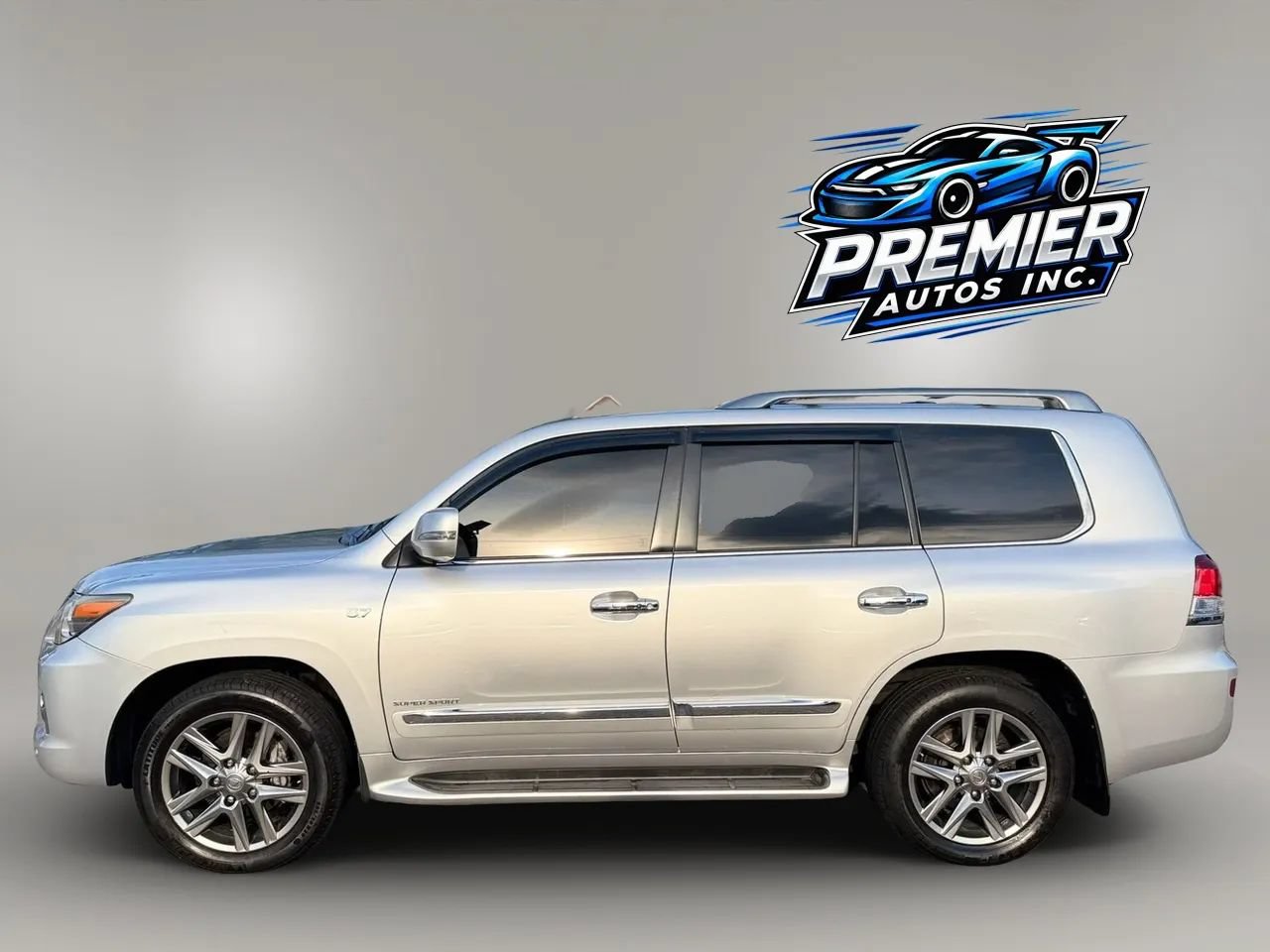 Used 2013 Lexus LX 570 4WD w/ Luxury Pkg image 3