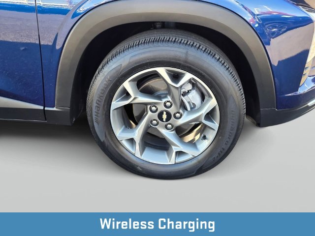 Used 2024 Chevrolet Trax LT w/ Sunroof Package FWD image 11
