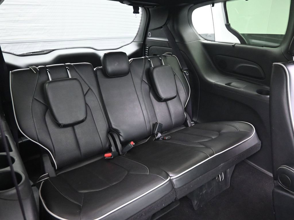 Used 2025 Chrysler Pacifica Limited image 15