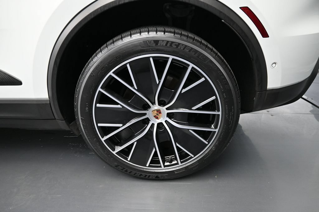 Certified 2025 Porsche Macan Electric RWD image 9