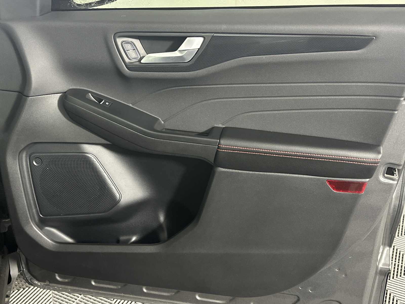 Used 2025 Ford Escape ST-Line w/ Tech Pack #1 FWD image 16