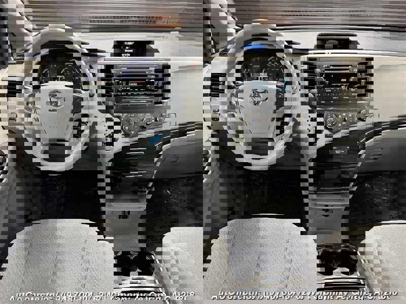 Used 2012 Toyota Sienna LE w/ Towing Pkg image 14