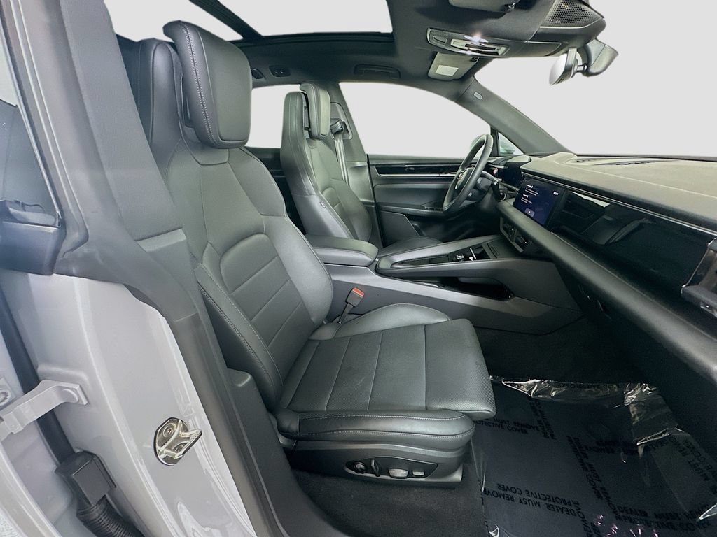 Certified 2025 Porsche Macan Electric RWD image 30
