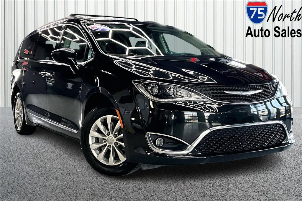 Used 2017 Chrysler Pacifica Touring-L image 1