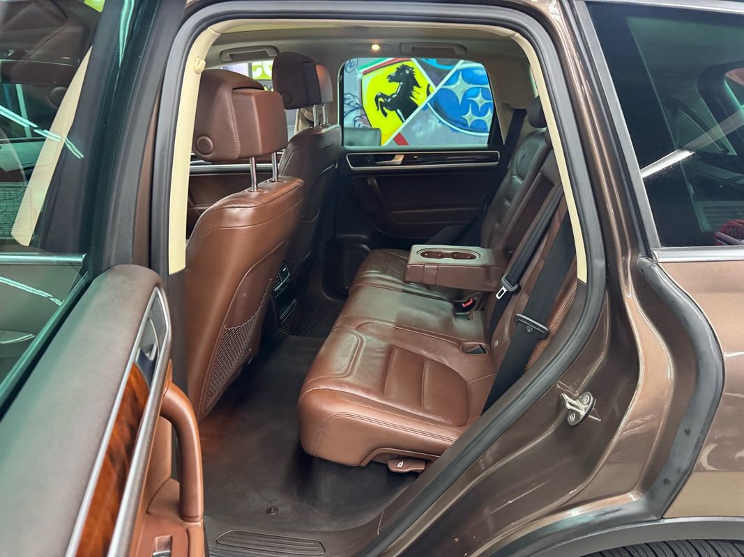 Used 2014 Volkswagen Touareg Sport image 13