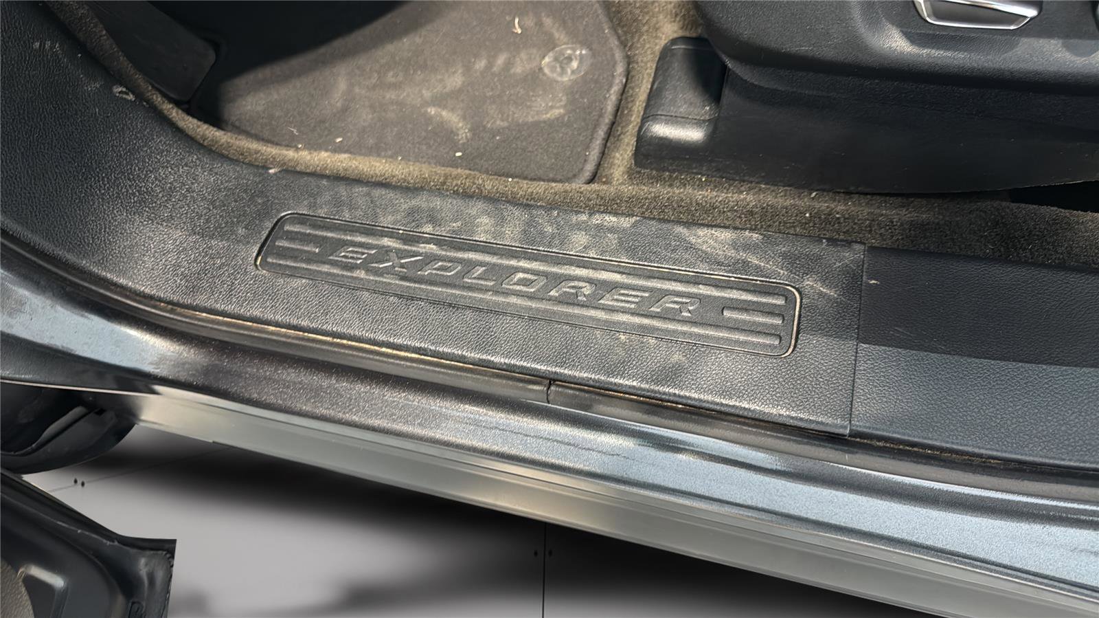 Used 2018 Ford Explorer XLT w/ Equipment Group 201A AWD/4WD image 31