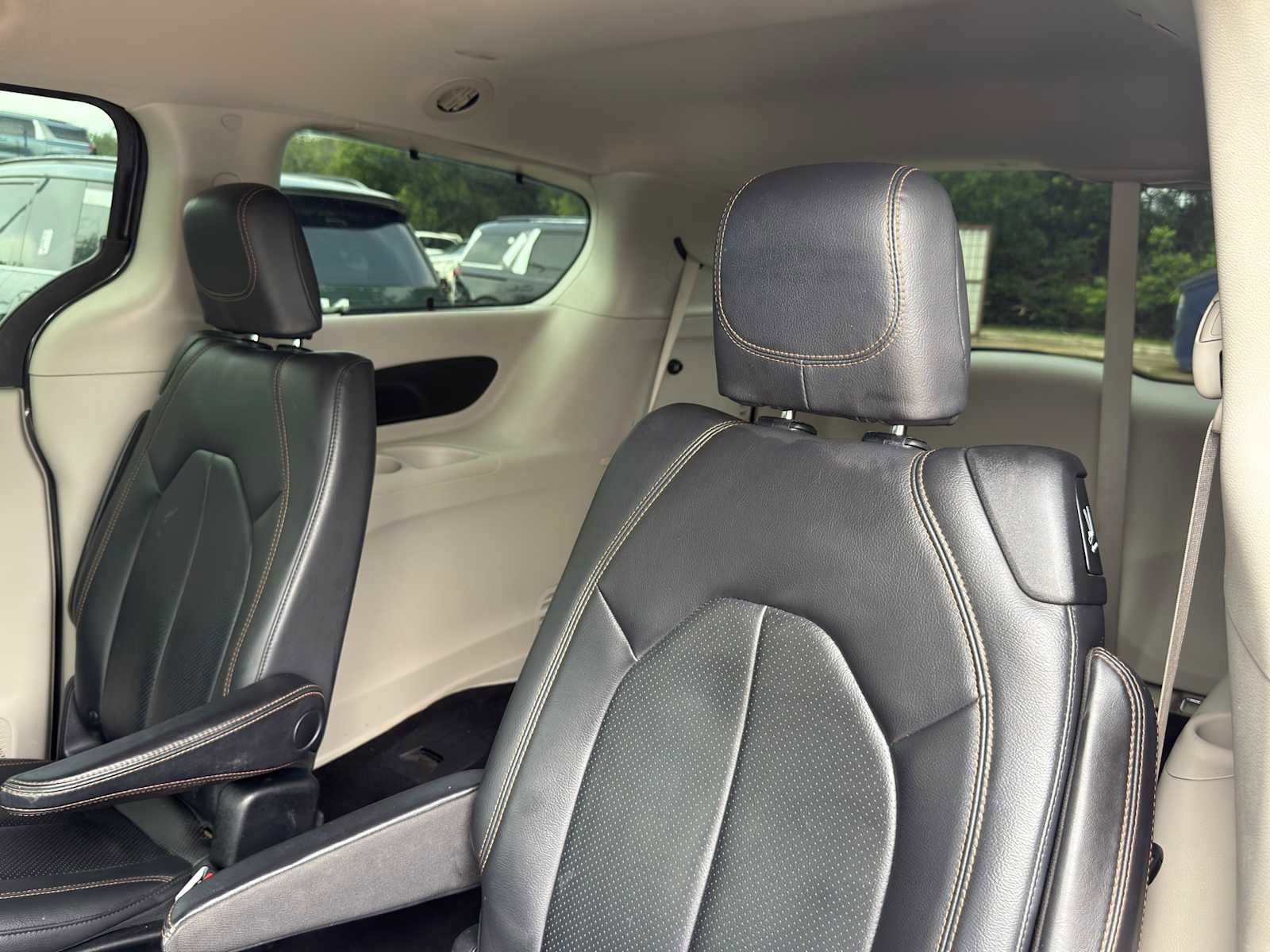 Used 2018 Chrysler Pacifica Touring-L FWD image 28