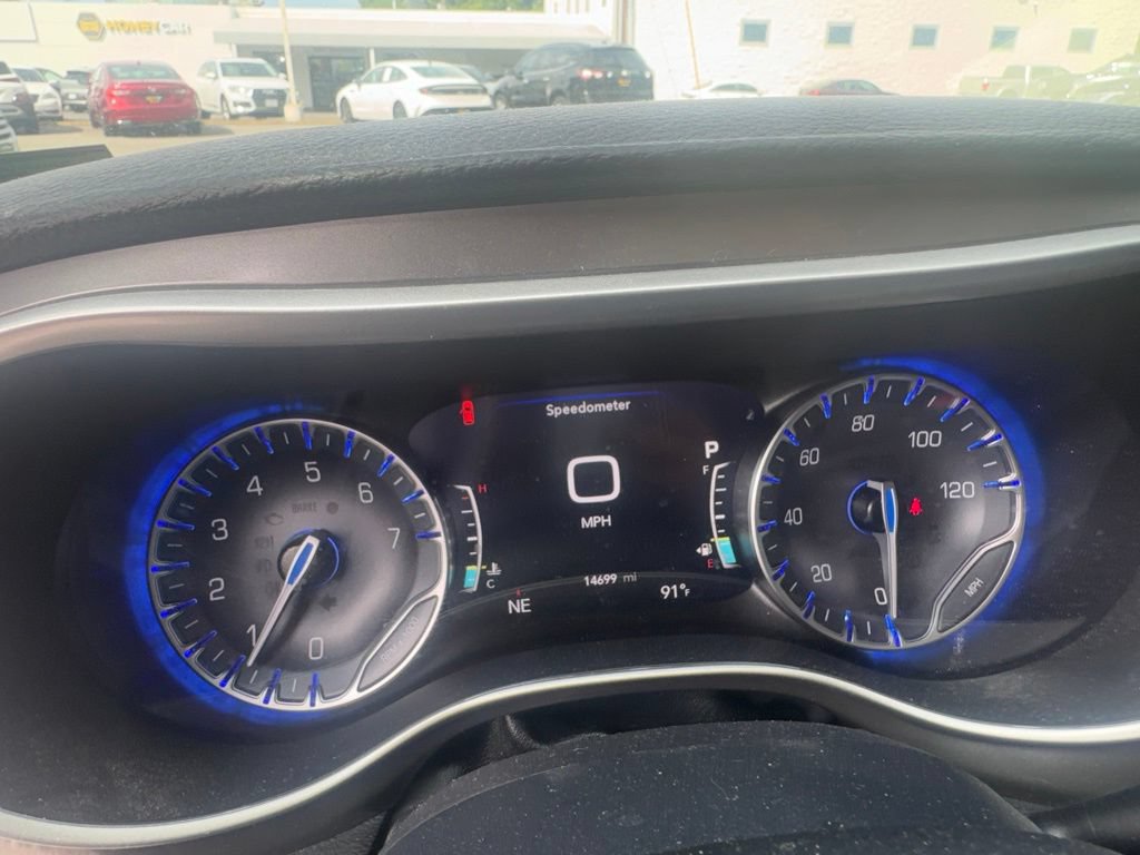 Used 2025 Chrysler Pacifica Select AWD/4WD image 11