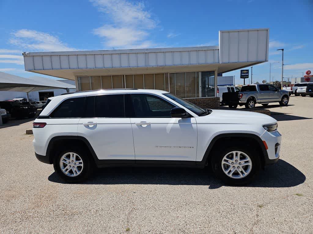 Used 2024 Jeep Grand Cherokee Laredo AWD/4WD image 9