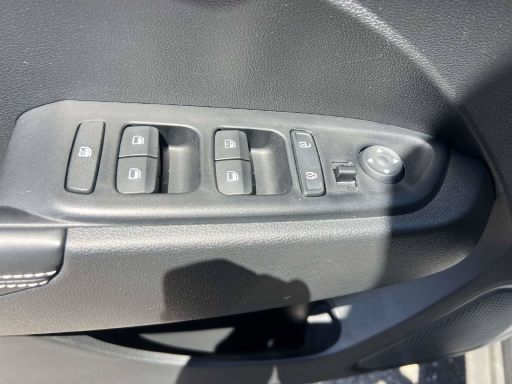 Used 2024 Hyundai Venue Limited FWD image 17