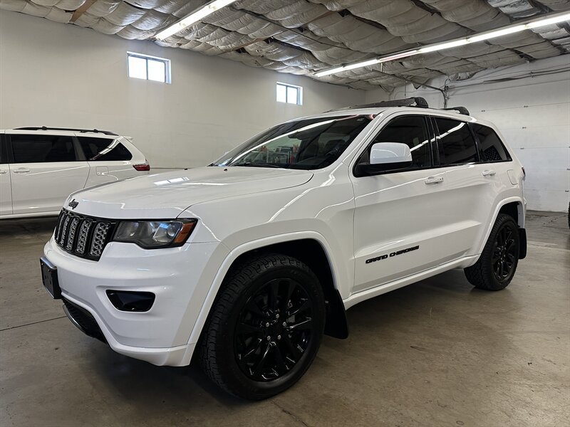 Used 2017 Jeep Grand Cherokee Altitude image 6