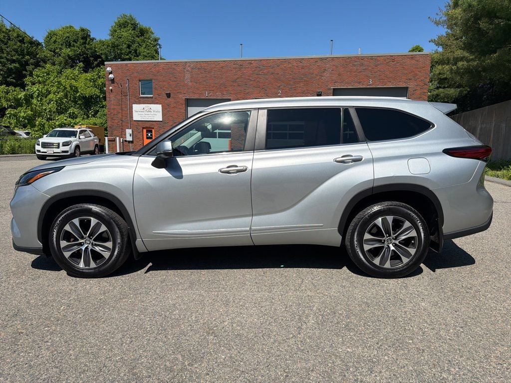 Used 2023 Toyota Highlander XLE w/ Protection Package #3 (TMS) AWD/4WD image 3