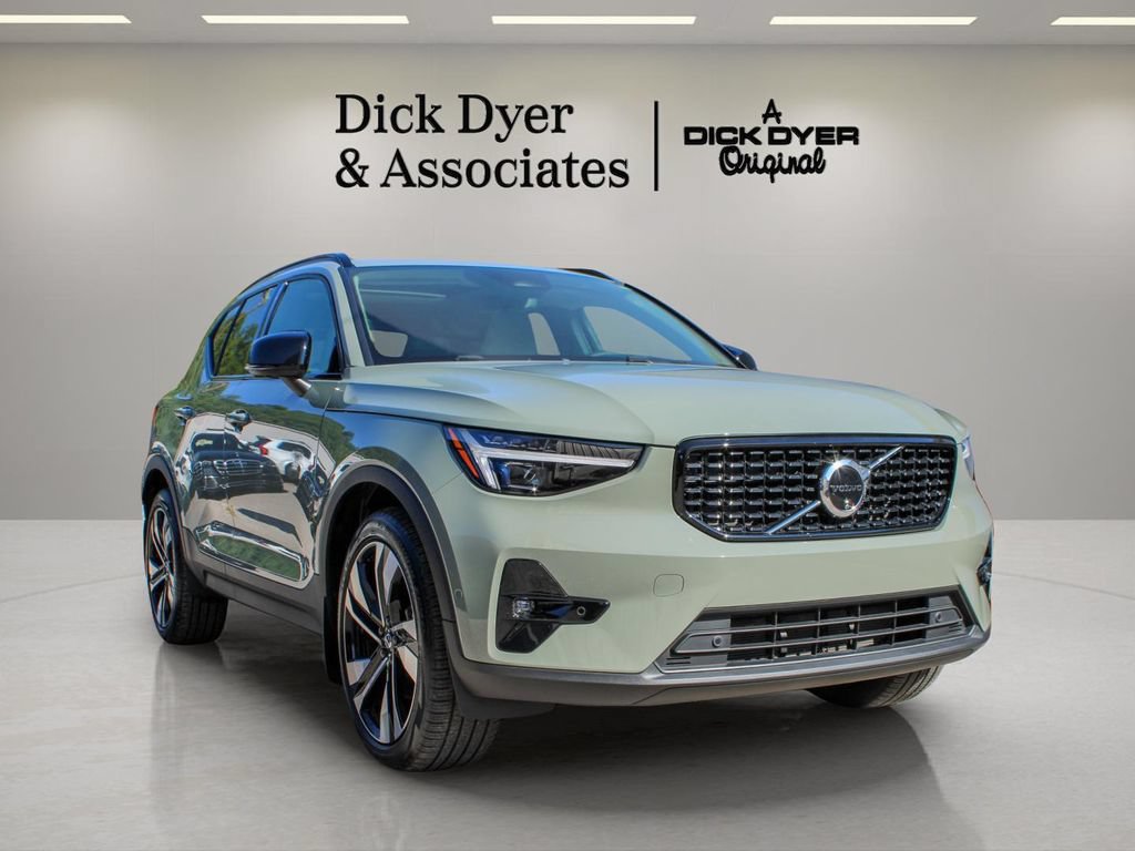 Used 2025 Volvo XC40 B5 Ultra w/ Protection Package Premier AWD/4WD video 1