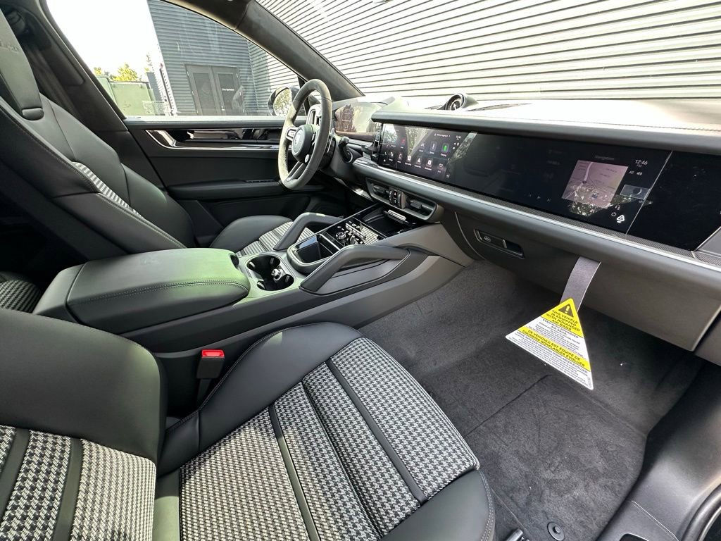 Used 2026 Porsche Cayenne Turbo AWD/4WD image 39