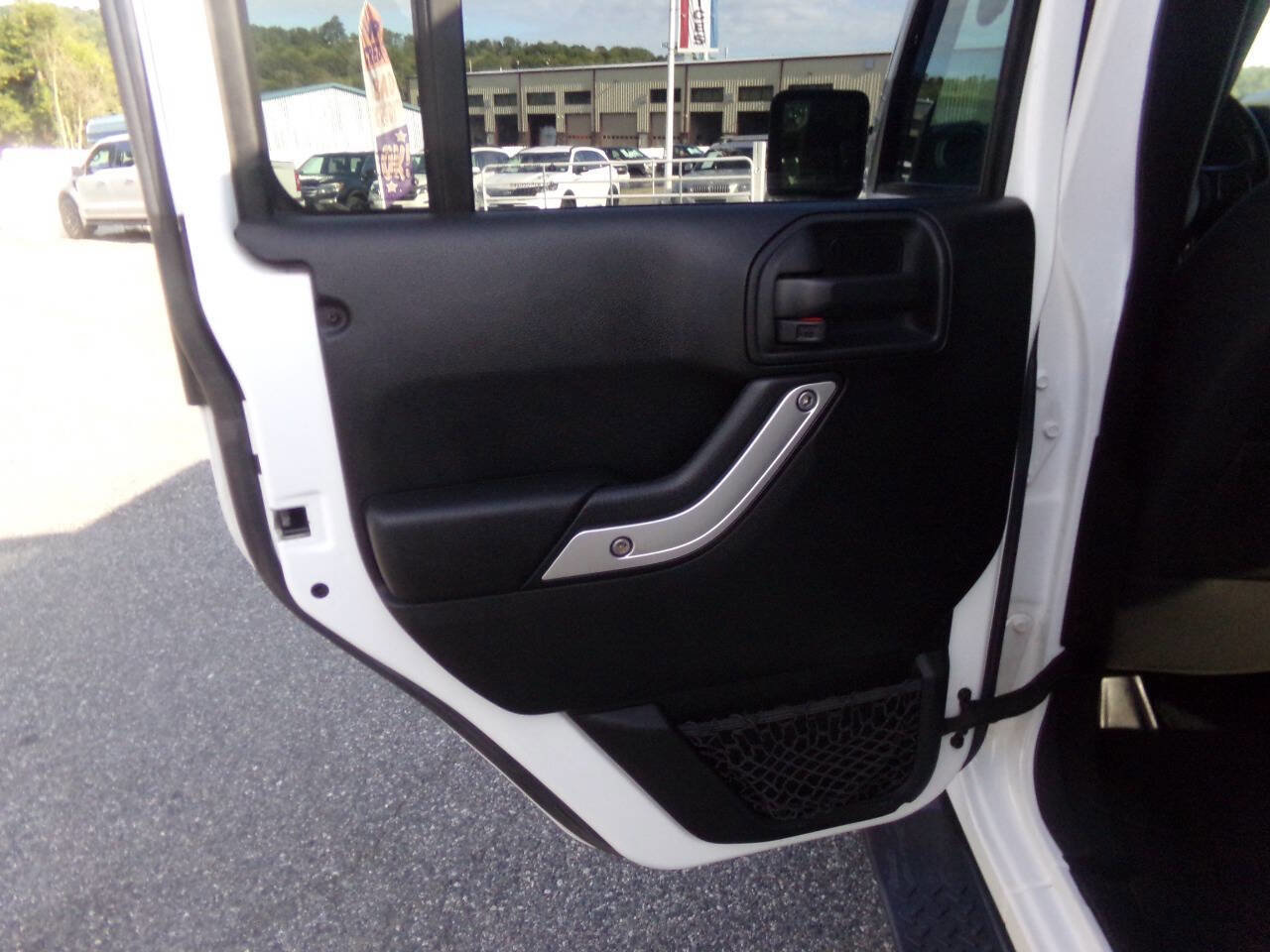 Used 2017 Jeep Wrangler Unlimited Sahara image 34