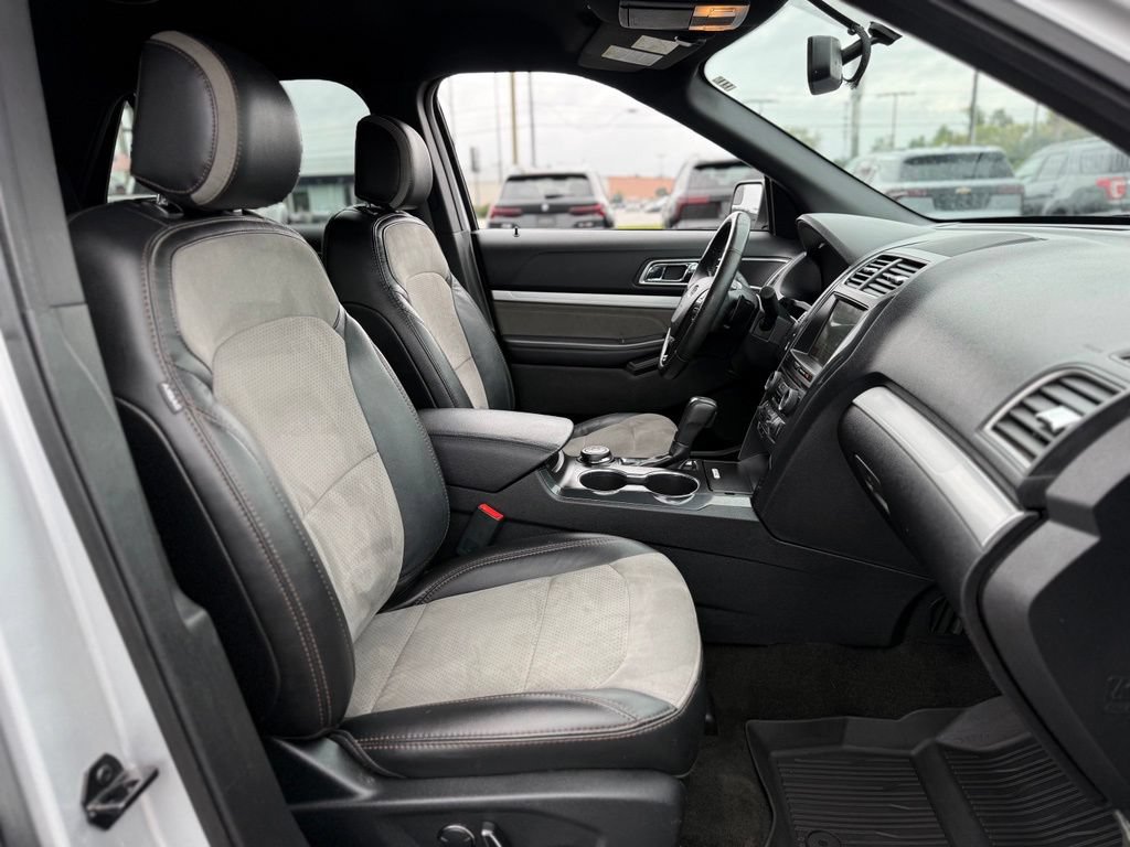 Used 2017 Ford Explorer XLT w/ Equipment Group 202A AWD/4WD image 12