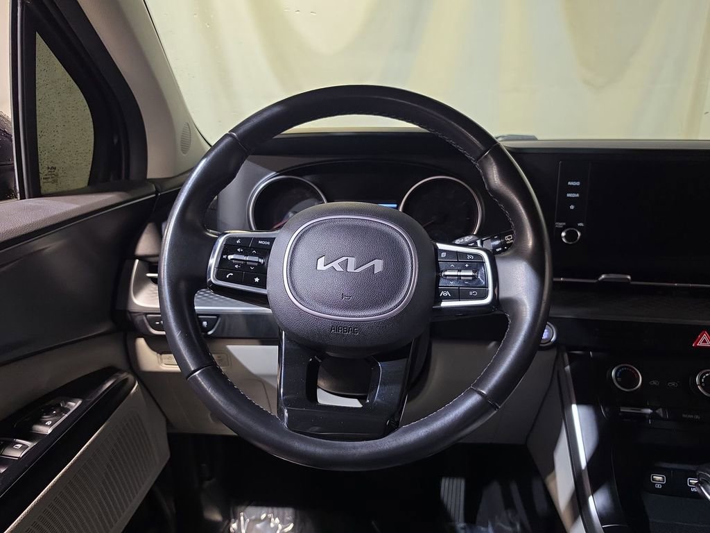 Used 2023 Kia Carnival LX FWD image 11