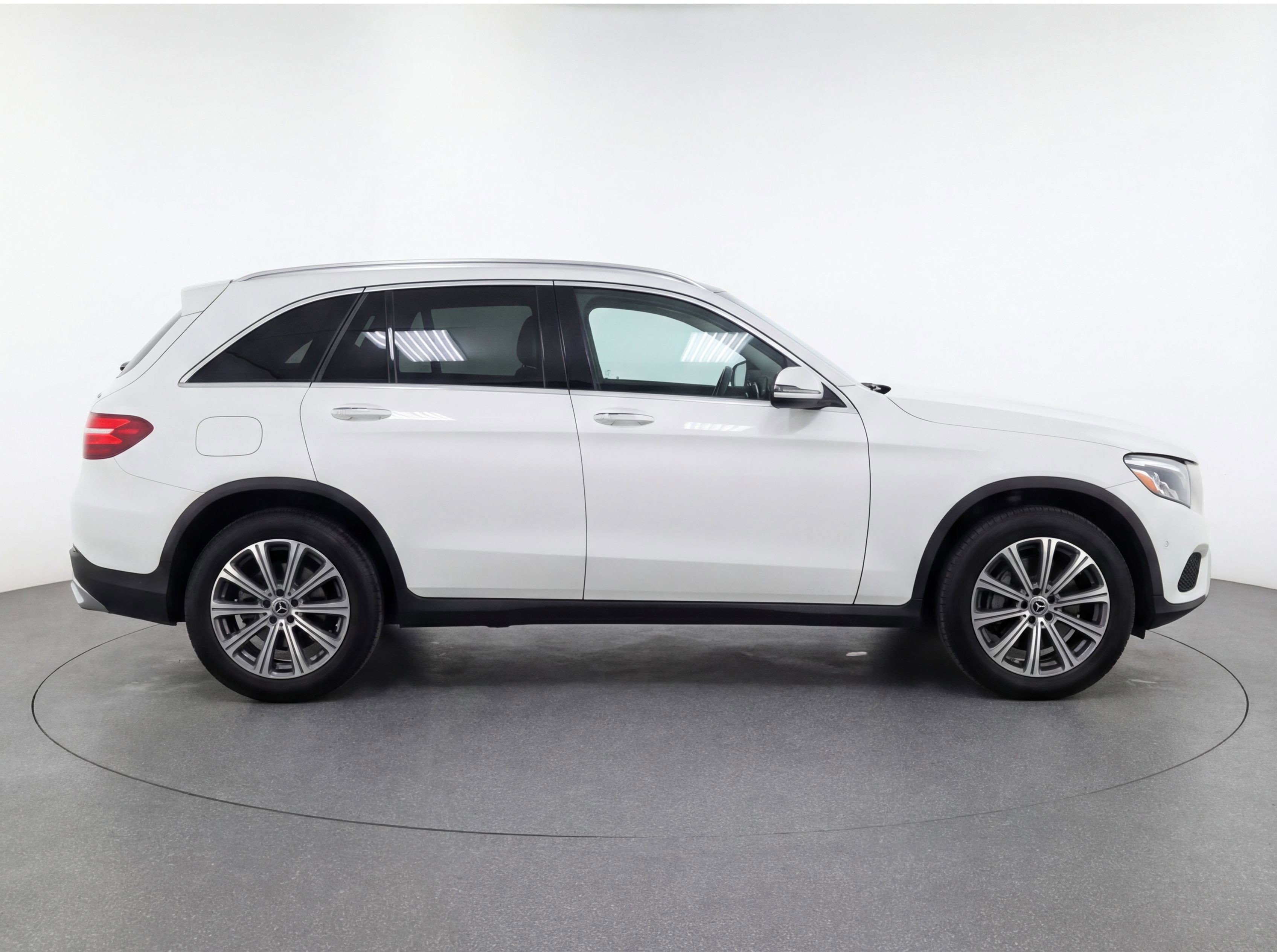 Used 2024 Mercedes-Benz GLC 300 4MATIC image 11