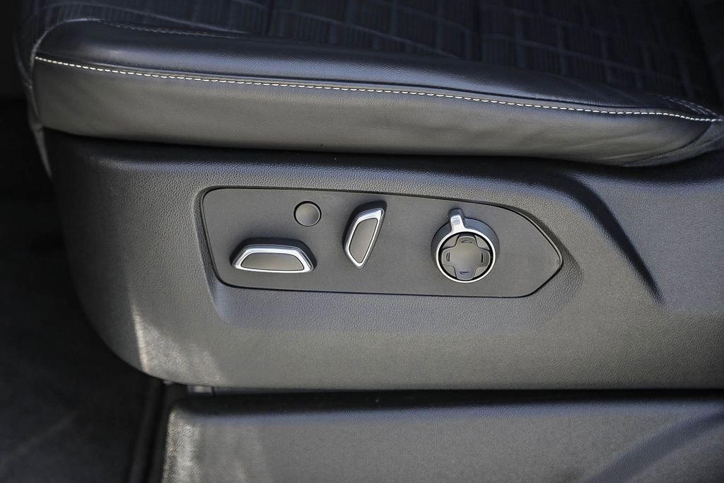 Used 2024 Cadillac Escalade V w/ LPO, ONYX Package image 24