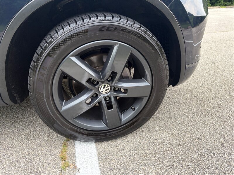 Used 2012 Volkswagen Touareg TDI AWD/4WD image 27