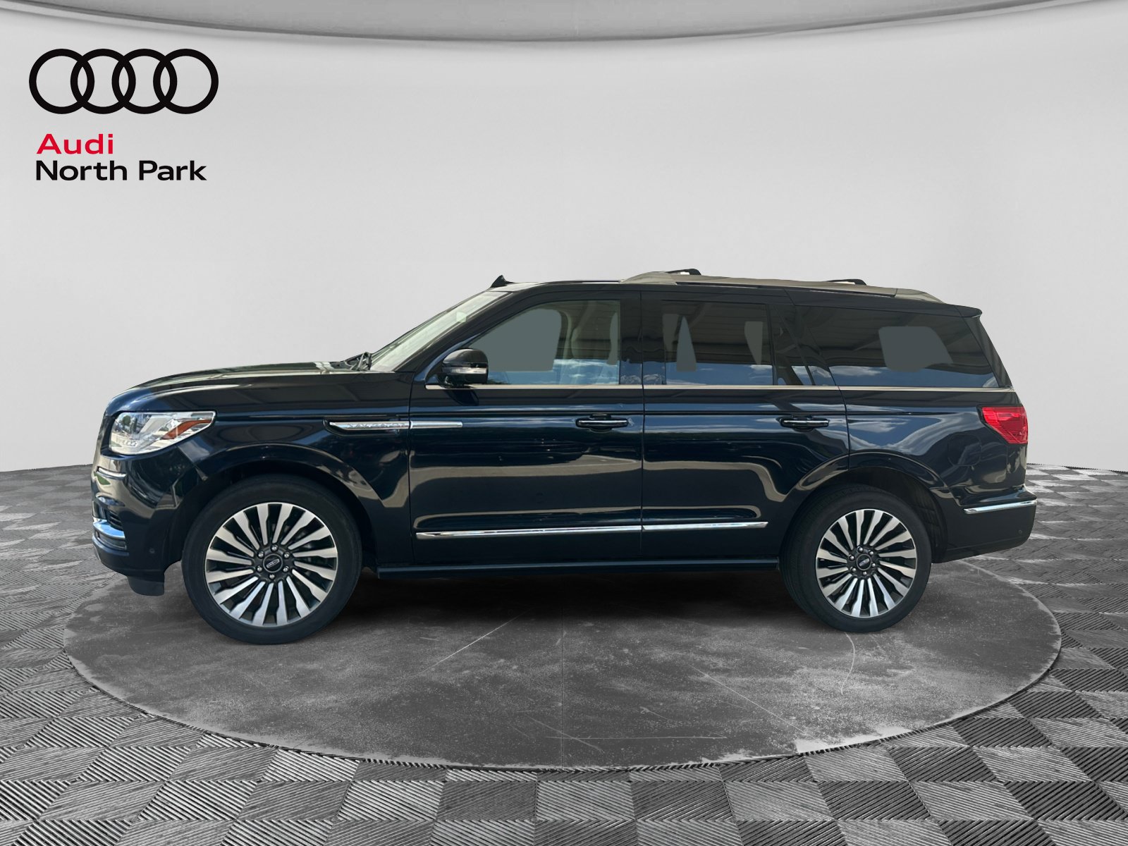 Used 2021 Lincoln Navigator Reserve w/ Luxury Package RWD image 2