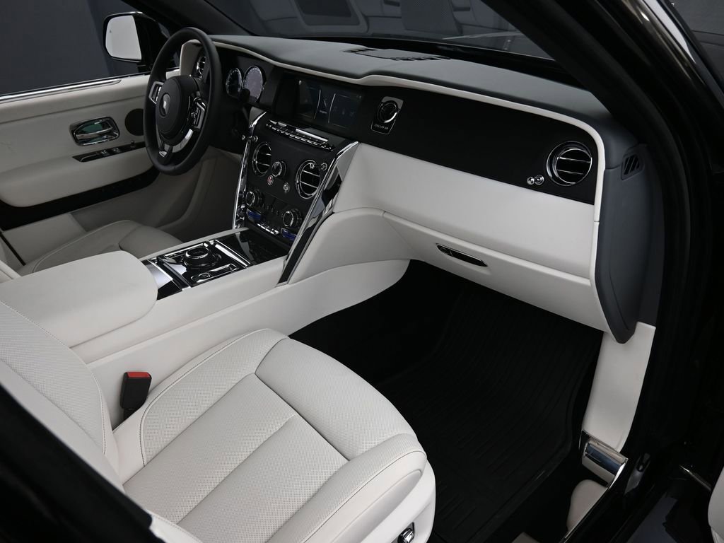 Certified 2022 Rolls-Royce Cullinan AWD/4WD image 35