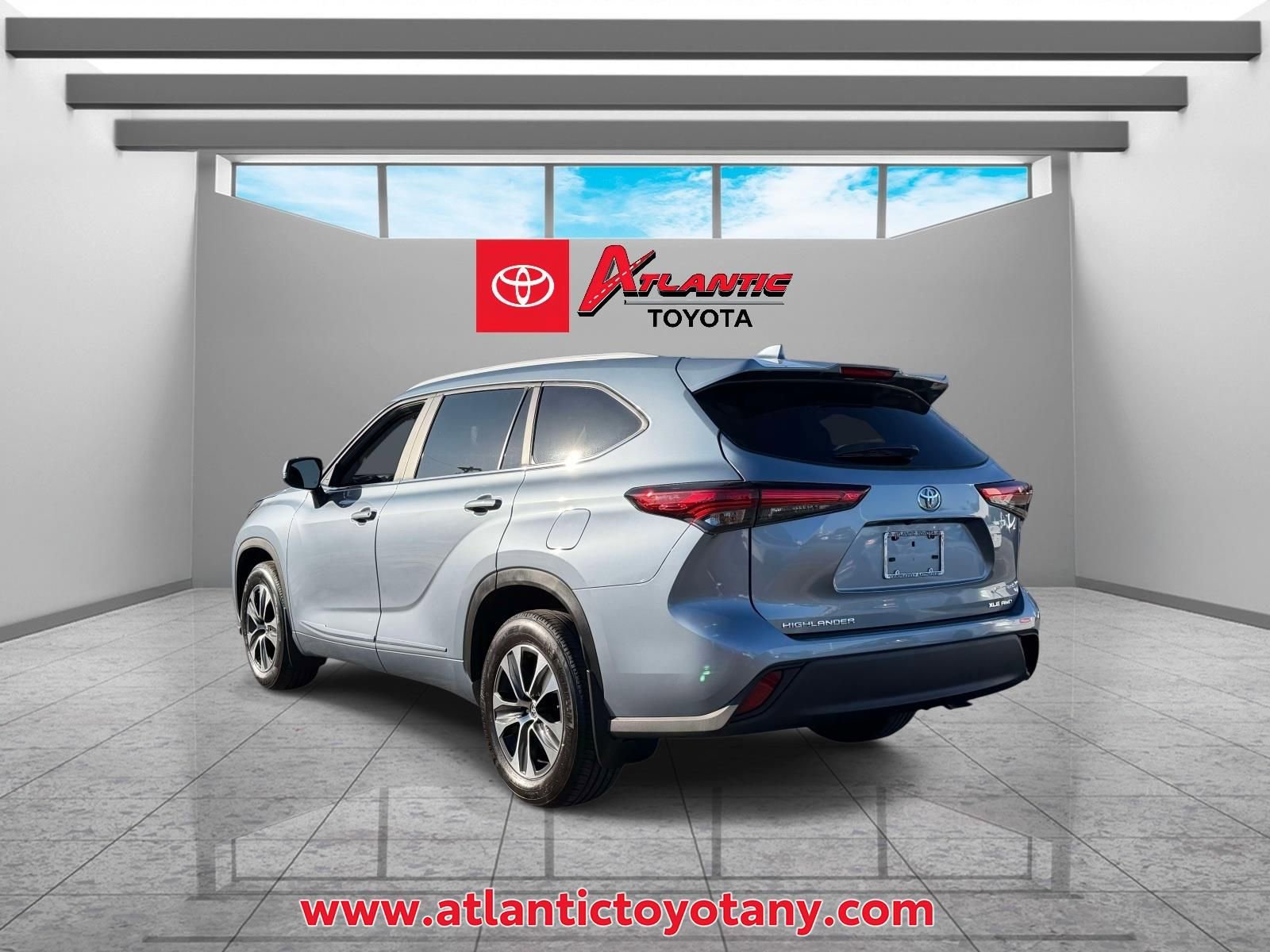 Used 2023 Toyota Highlander XLE AWD/4WD image 5