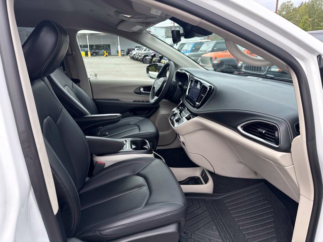 Used 2024 Chrysler Pacifica Limited FWD image 9