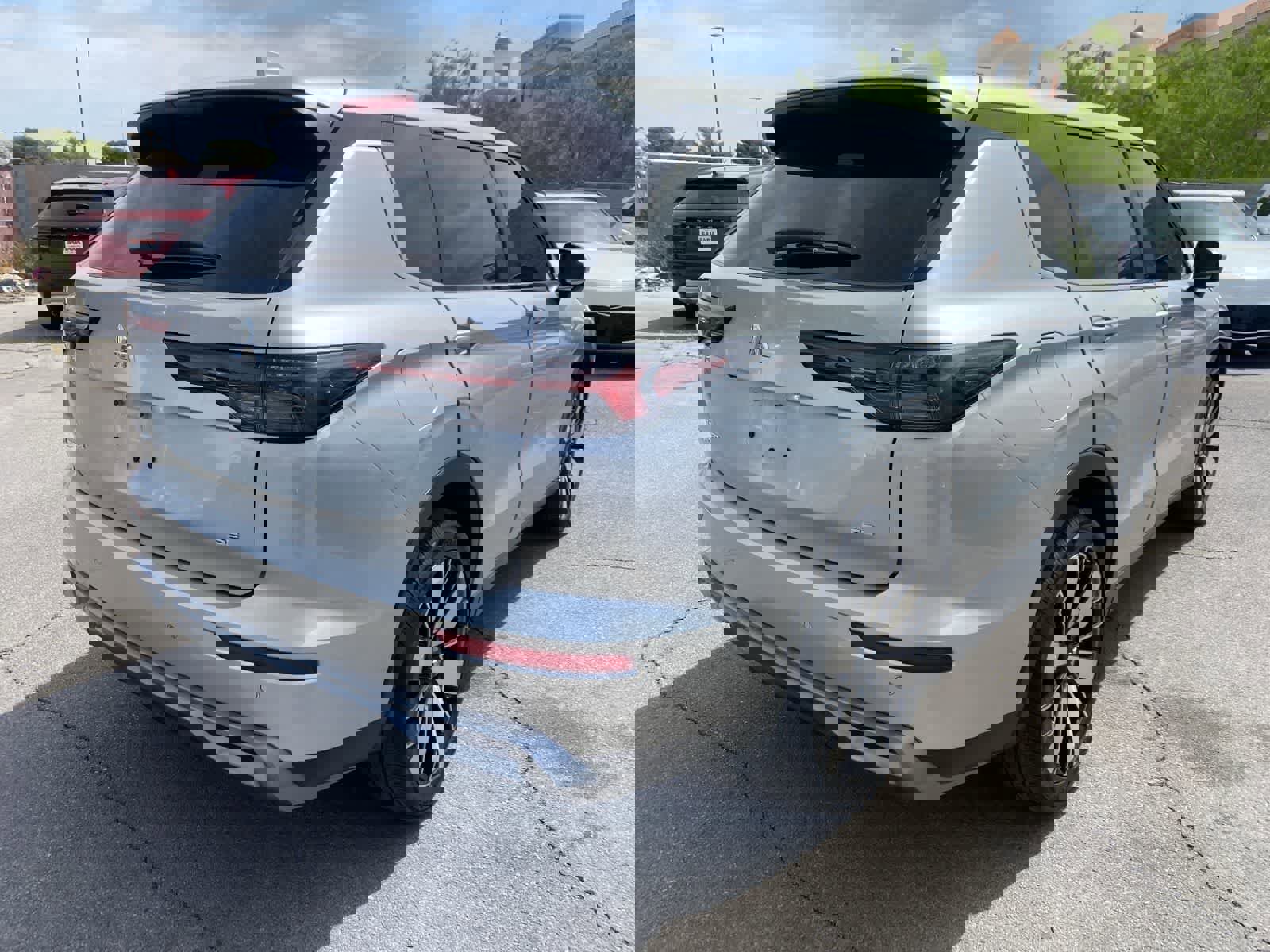 Used 2025 Mitsubishi Outlander SE image 6