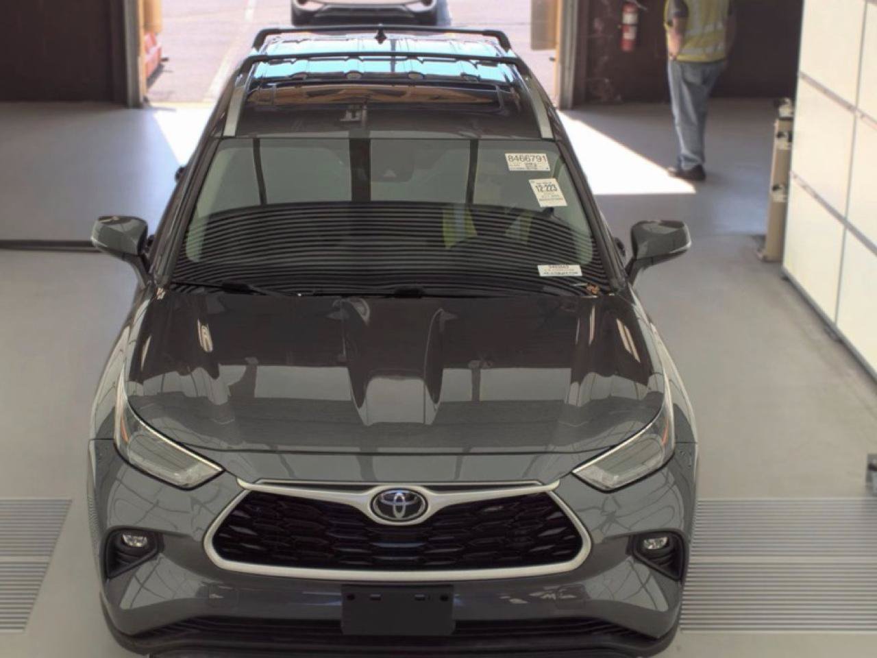 Used 2022 Toyota Highlander XLE AWD/4WD image 6
