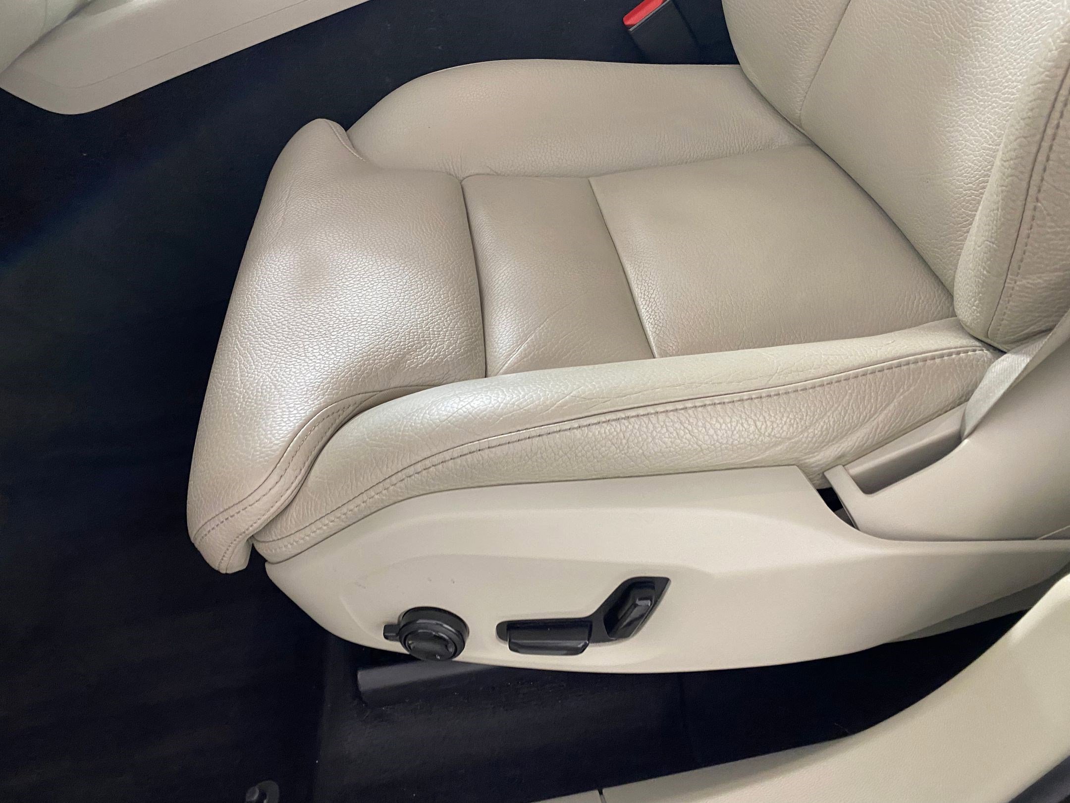 Used 2019 Volvo XC60 T8 Momentum w/ Advanced Package image 12