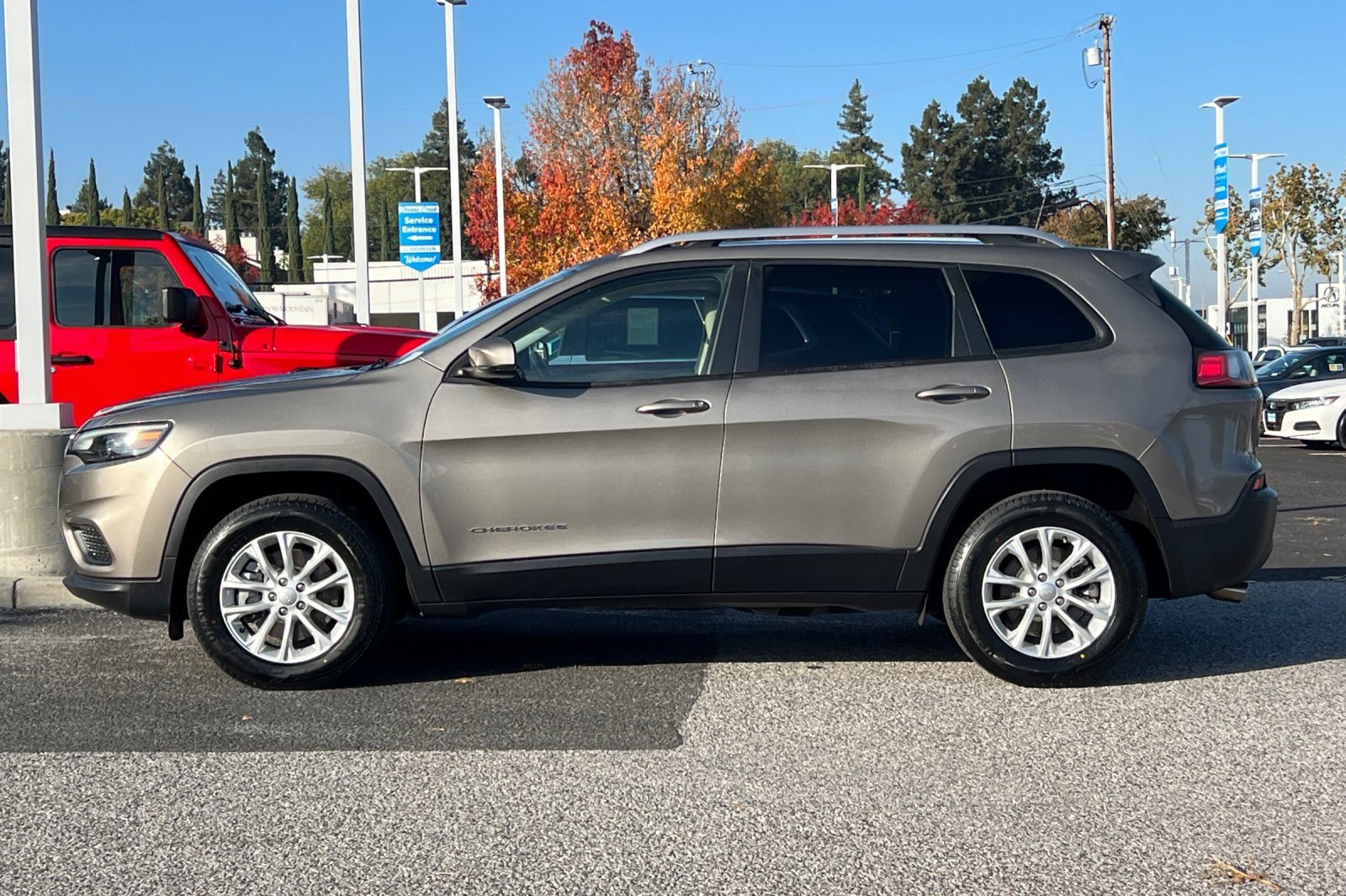 Used 2020 Jeep Cherokee Latitude image 2
