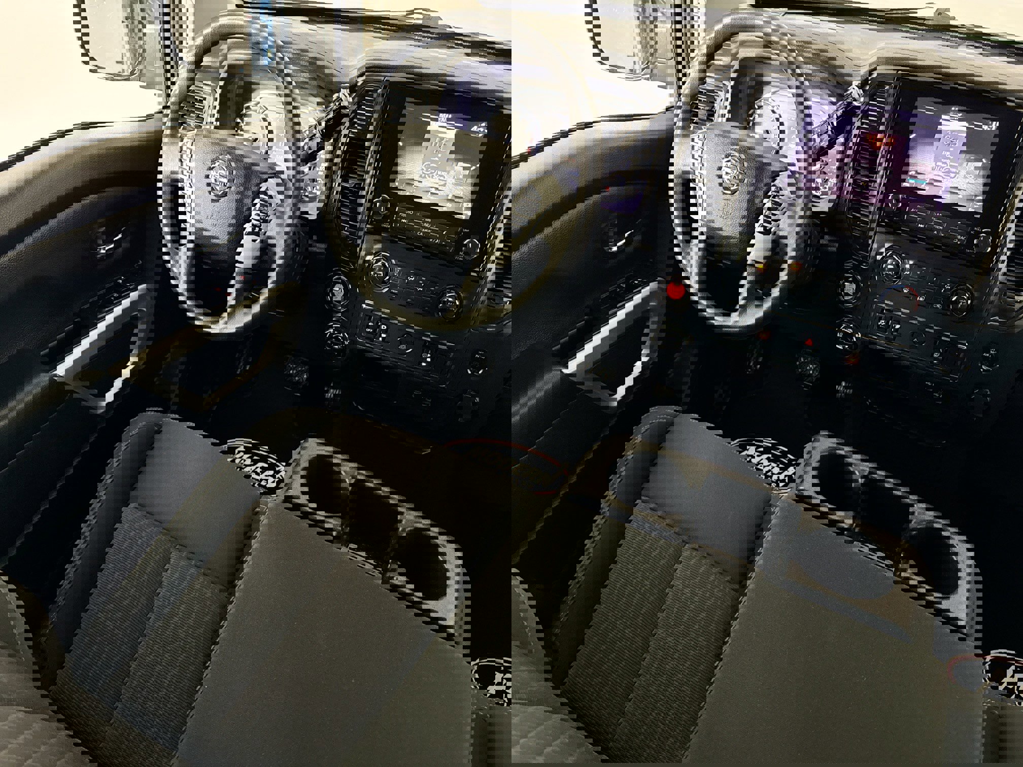 Used 2022 Nissan Titan SV image 26