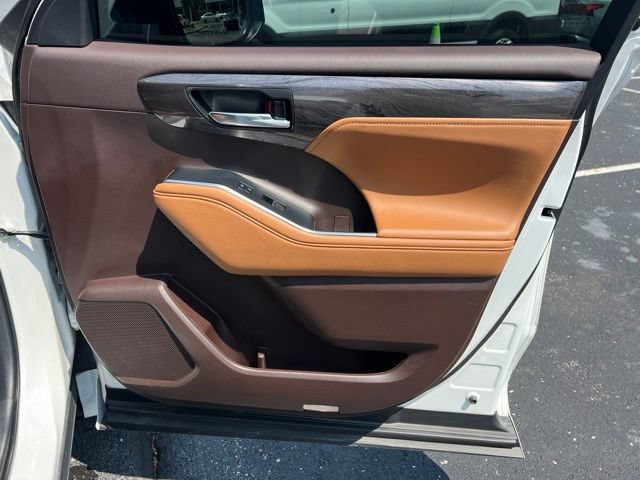 Used 2022 Toyota Highlander Platinum AWD/4WD image 34