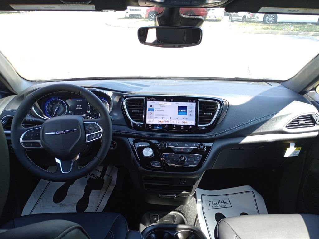 New 2026 Chrysler Pacifica Select image 17