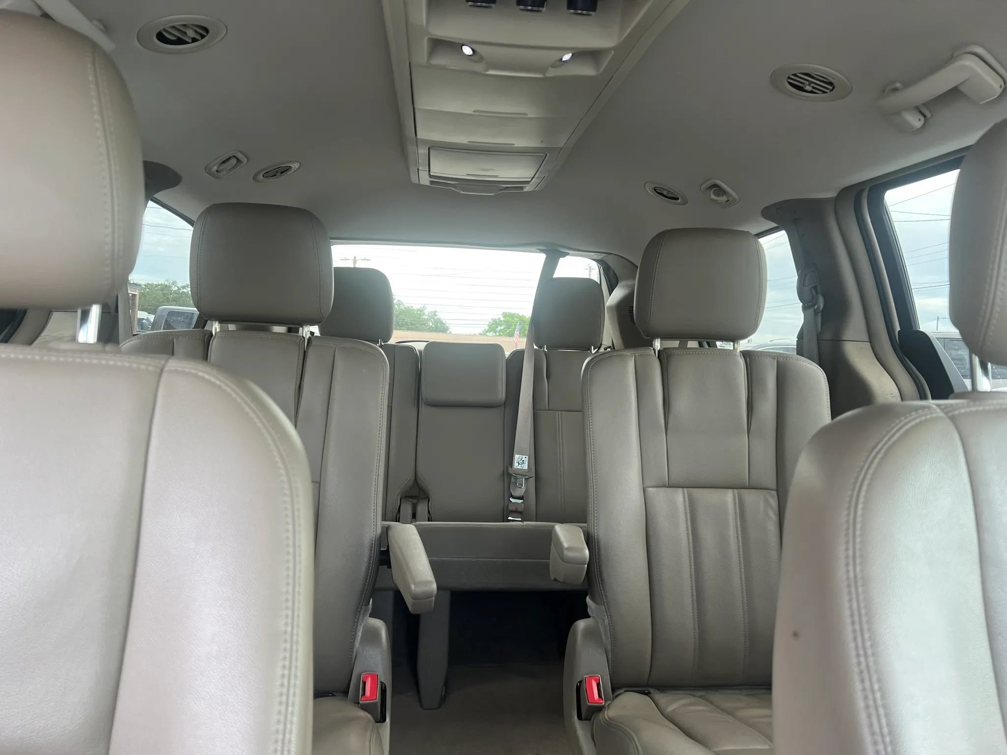 Used 2013 Chrysler Town & Country Touring FWD image 19