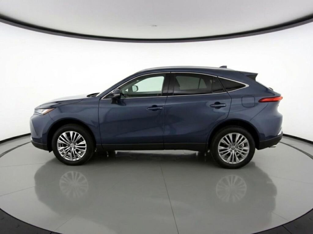 Used 2023 Toyota Venza XLE image 3