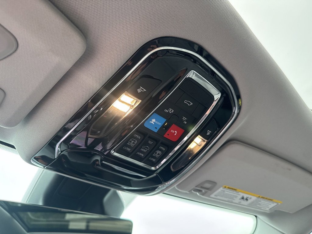 Used 2022 Jeep Grand Cherokee Overland w/ Luxury Tech Group IV image 34