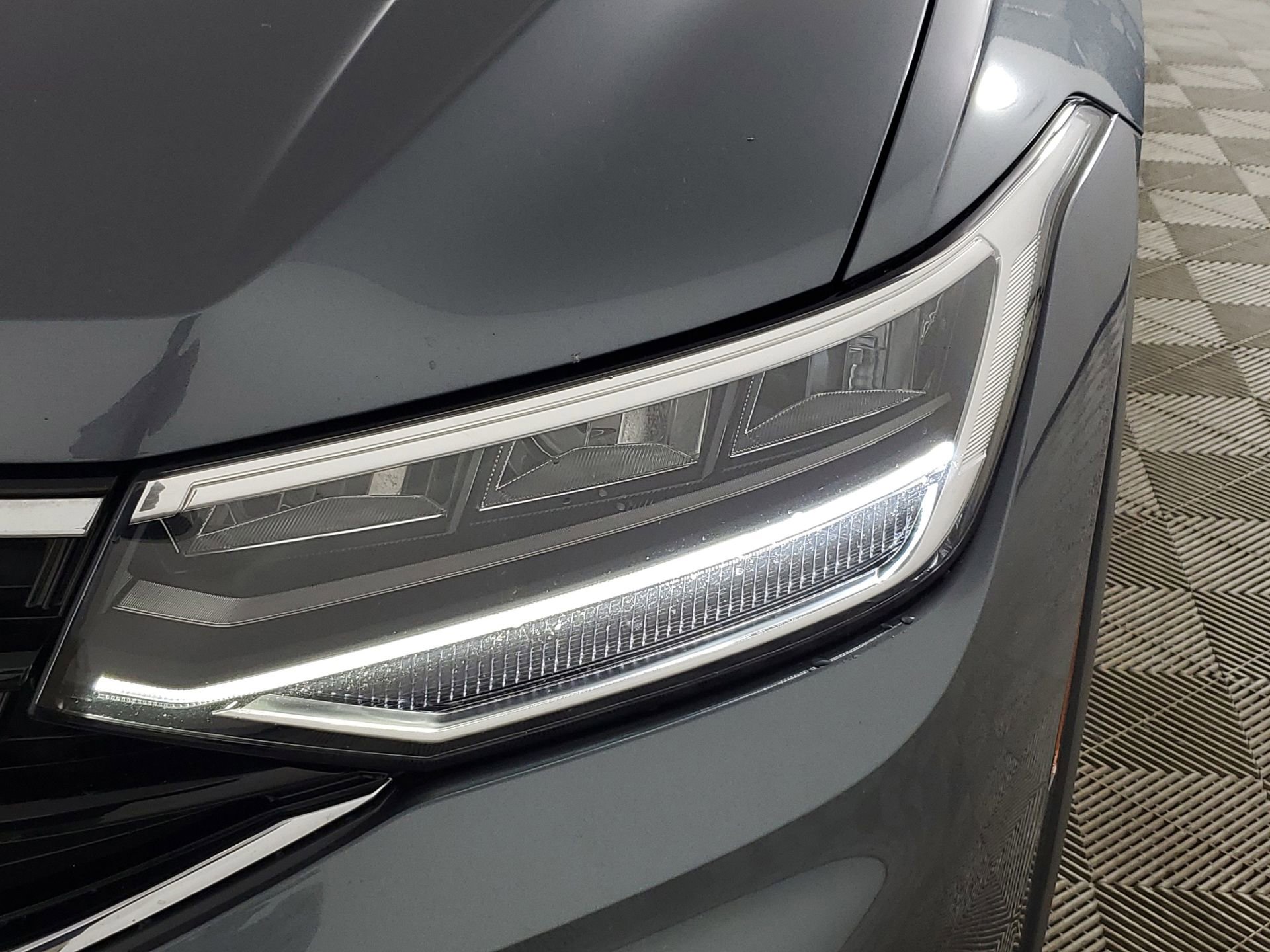 Used 2022 Volkswagen Tiguan SE R-Line image 16