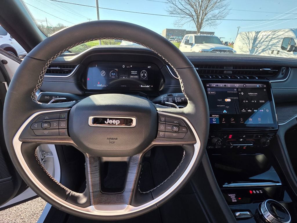 Used 2024 Jeep Grand Cherokee Limited w/ Black Appearance Package image 15