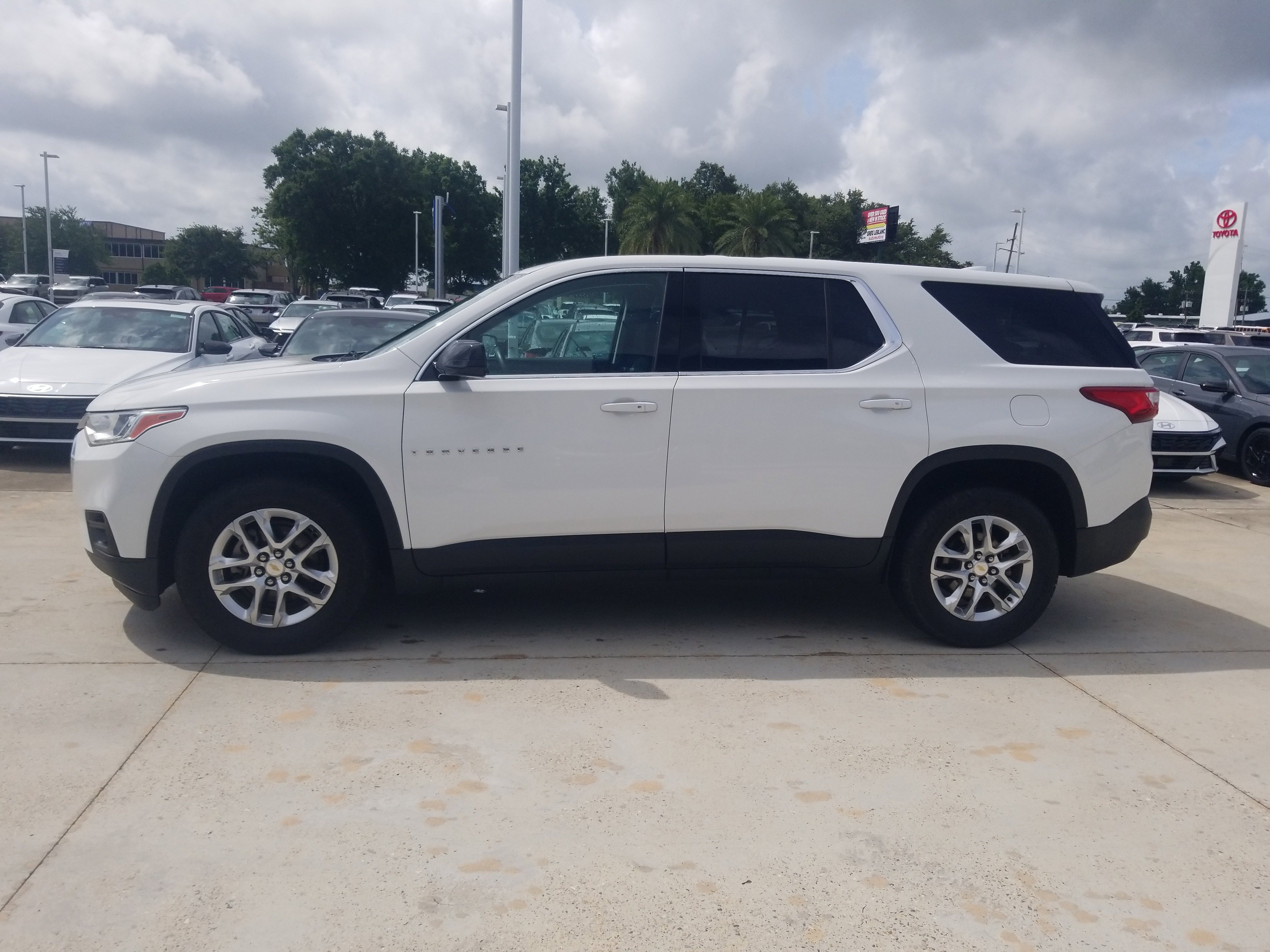 Used 2018 Chevrolet Traverse LS FWD image 4