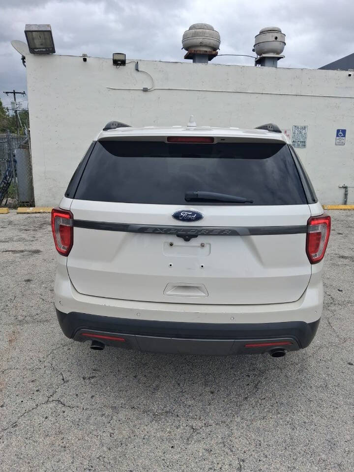 Used 2017 Ford Explorer XLT w/ Equipment Group 202A FWD image 3