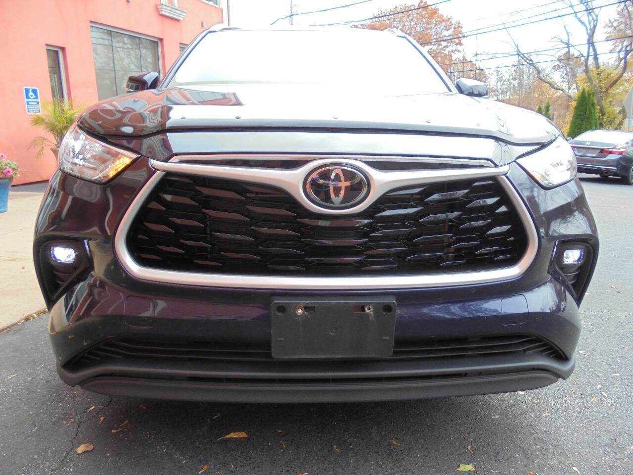 Used 2021 Toyota Highlander XLE AWD/4WD image 23