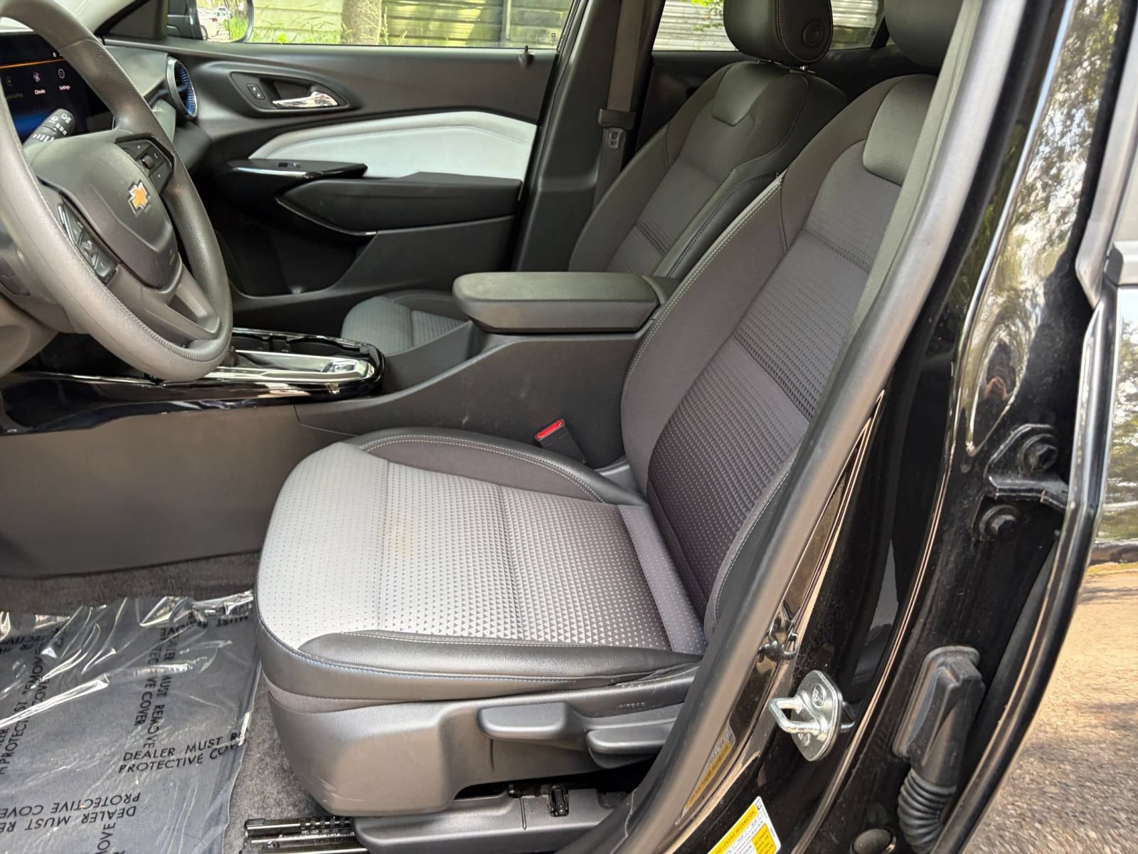 Used 2025 Chevrolet Trax LT FWD image 25