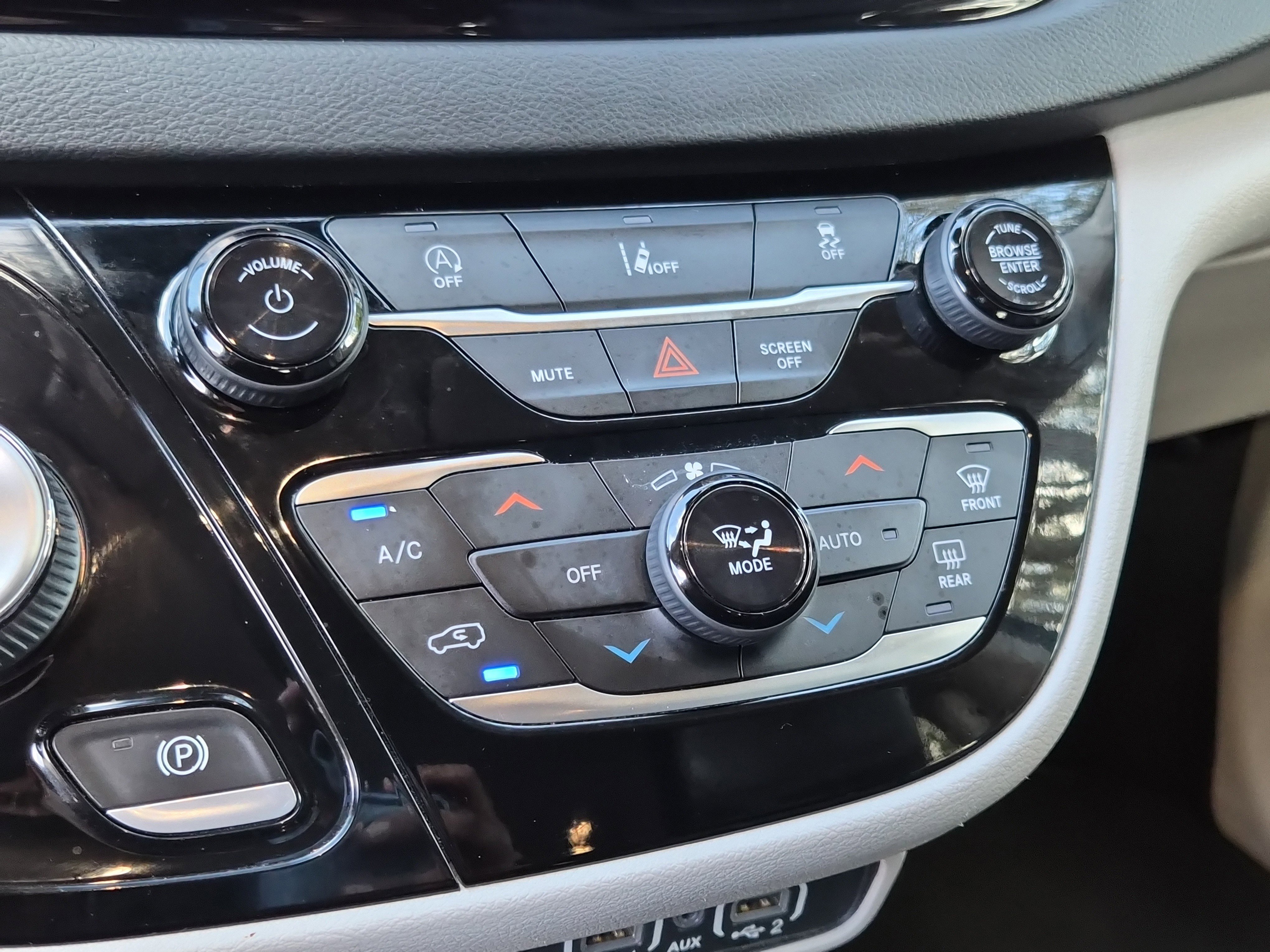 Used 2022 Chrysler Pacifica Touring-L image 26